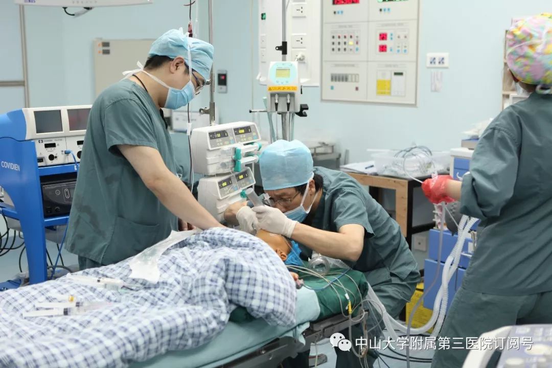 中大肿瘤医院手术室随拍：医生抱着熟睡中的患儿。 (2).jpg